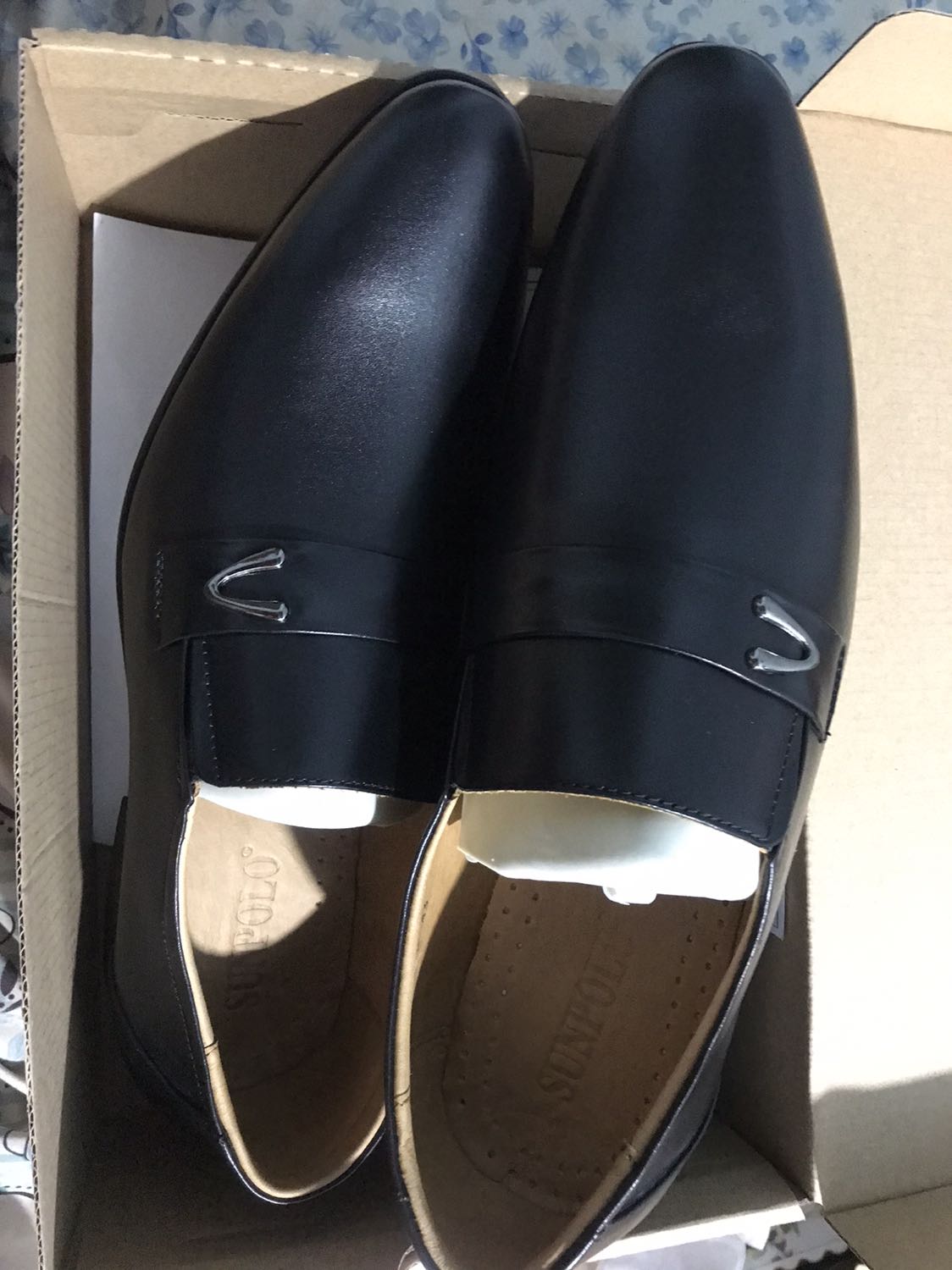 Chất lượng sản phẩm tốt, màu sắc đẹp, da bền mang êm chân. Rất tuyệt vời