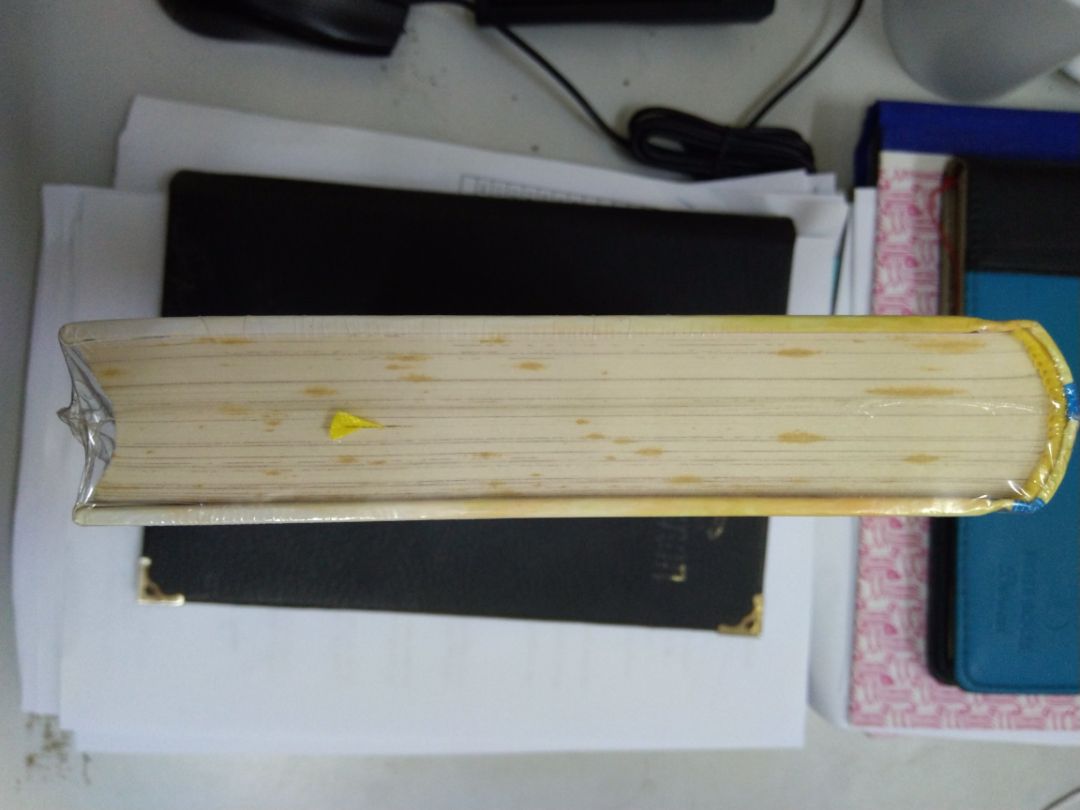 Tiki giao hàng nhanh nhưng sách đã bị ố vàng, phía góc bên phải sách hơi méo, chắc do va đập khi vận chuyển, mình đã yêu cầu Tiki đổi trả rồi.