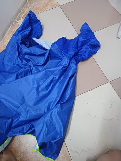 Giao sai màu. Tà của người ngồi sau quá ngắn, ngồi sẽ ướt mông và quần. Không thể gắn tấm nhựa cho người đằng sau.