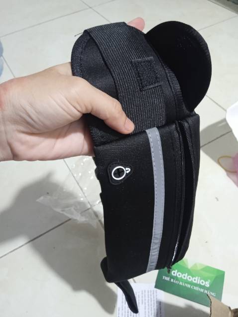 Nhân viên giao hàng thân thiện, giao hàng đúng thời gian dự kiến. Mình chưa sử dụng nên chưa biết độ bền ra sao nhưng ban đầu cứ nghĩ sợ không vừa điện thoại của mình do lớn quá, nhưng mà mở ra thì thấy dư vừa luôn 😅 Lớp vải giống như có mos khi tiếp xúc với bụng đỡ bị cấn da. Có một ngăn chính và một ngăn phụ nhỏ, ngăn chính để đt và các loại thẻ như atm và tiền cũng dư sức luôn, mình thấy khá rộng. Ngăn nhỏ thì để chìa khoá. Dây đai thấy cũng chắc chắn, có lỗ cắm tai nghe để nghe nhạc khi chạy bộ nữa. 36k mình thấy k mắc chút nào, có điều phí ship tới 32k lận 🤣🤣🤣. Túi này tiện lợi cho công việc lắm. Mình hi vọng sẽ giúp ích được cho mình và nhiều bạn khác.