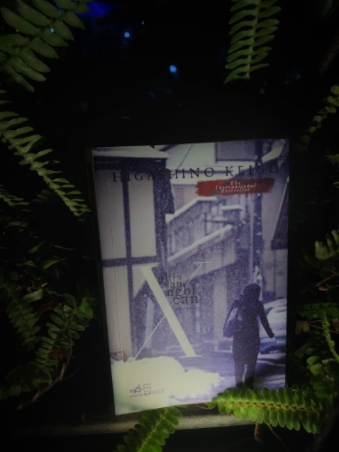 Sách mới còn nguyên
Phía sau nghi can X - Higashino Keigo
Rất xin lỗi để đọc cuốn mọi người coi là “siêu phẩm” một cách lê thê mất tới ba ngày mới xong ;)) cũng bởi đợt này công việc bận thực sự.
Chắc do mình kỳ vọng quá cao nên khi kết thúc mình vẫn chưa thấy một cảm giác “đã” cho lắm, cú twist cũng không đến mức mình phải wow đây là “siêu phẩm” . Thậm chí cá nhân mình lại thích cuốn Điều kỳ diệu ở tạp hoá Namiya hơn. Bên cạnh đó mình rất khen cách tác giả xây dựng nhân vật, cách mô tả tâm lý các nhân vật rất hay, rất sâu sắc và đặc biệt chặt chẽ logic. Mở đầu câu truyện bằng cách ngay từ đầu hung thủ đã lộ diện, mạch truyện khi này hơi chậm một chút, rồi nhanh dần, dồn dập hơn trong cuộc đấu trí của thiên tài toán học và vật lý, nhưng cuối cùng, ai thắng, ai thua đều không còn quan trọng nữa.
4/5*