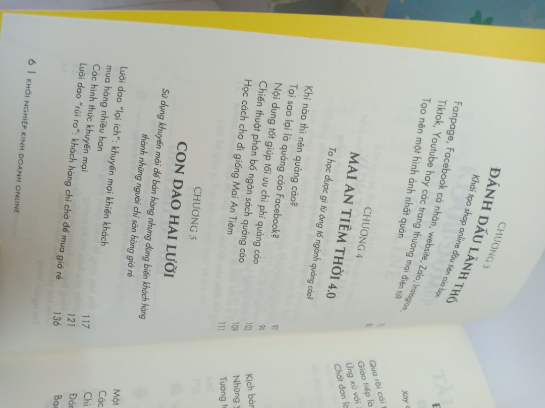 Mình mới đặt sách hôm qua thì hôm sau đã nhận được sách rồi. Công nhận phải nói sách nào mà có sự tham gia của anh Phong cũng chất lượng hết. sách vừa giao nhanh, vừa được bọc bookcare, nội dung thì khỏi chê vào đâu cho được, hướng dẫn chi tiết, rõ ràng... Sách ra đúng thời điểm, dành cho những bạn đang băng khoăn, không biết bắt đầu từ đâu để kinh doanh trong mùa covid hiện nay thì hình thức kinh doanh online là một giải pháp thiết thực. Hình thức này giải quyết được bài toán thuê mặt bằng, cũng như cách tiếp cận khách hàng trong thời đợi 4.0, tối ưu hóa chi phí quảng cáo, cách chốt đơn hàng, chi phí giao hàng, chương trình khuyến mãi... Các bạn nên mua thật nhanh tay để áp dụng ngay vào thực chiến nhé. Ah, mình mua sách còn được tặng voucher nữa chứ.hiihi