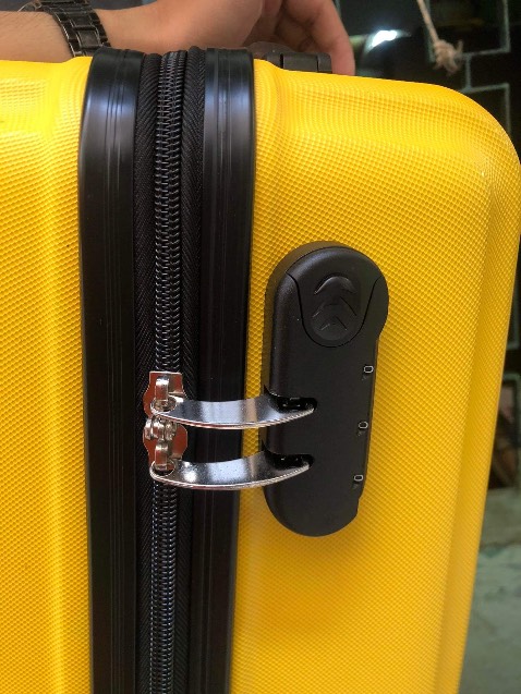 Giao đúng màu và nhìn sơ la OK  , giao hàng nhiệt tình de thương. Vali đẹp , Mẫu này có khoa TAS đi nước ngoài nữa là đẹp. ❤️