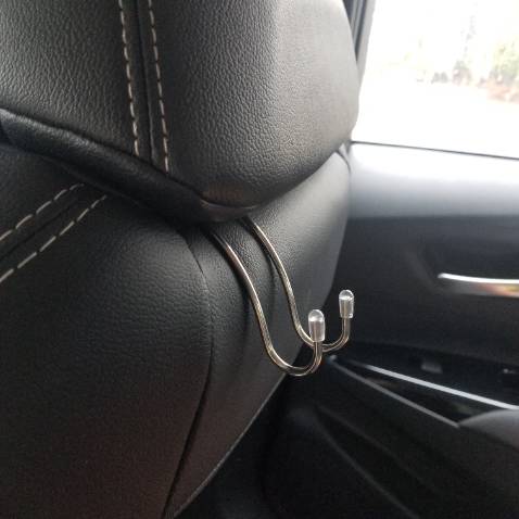 Dùng rất tiện. Treo đồ chắc chắn. Tất nhiên ko nên treo nặng quá, móc bị kéo quá sẽ ảnh hưởng da ghế. 
Ai nhiều đồ rất nên mua. Ưng lắm luôn. 
Nếu có thêm design thì vui. Mình thấy amazon mỹ có mấy mẫu xinh lắm mà ở vn chỉ thấy loại trơn này.