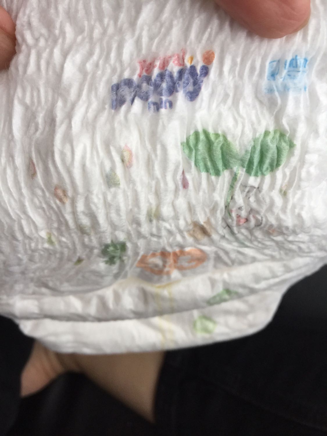 Bỉm của moony mình dùng từ sơ sinh cho bé đến h là gần 2 tuổi rất hợp vì mềm mại ko mùi , mà giá trên tiki rẻ hơn ngoài nhiều nên mình mua rất nhiều lần rồi, các mẹ chưa dùng có thể mua tham khảo thử lần xem có hợp ko nhé!