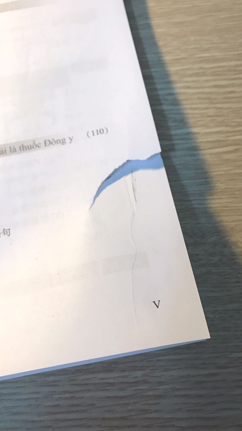 Nếu không cải thiện chất lượng sản phẩm thì sẽ mất khách rất nhiều. Nhìn quyển sách vừa bóc bọc ra mà lại bị rách như thế rồi? Bỏ sách cũ bọc chắc ???