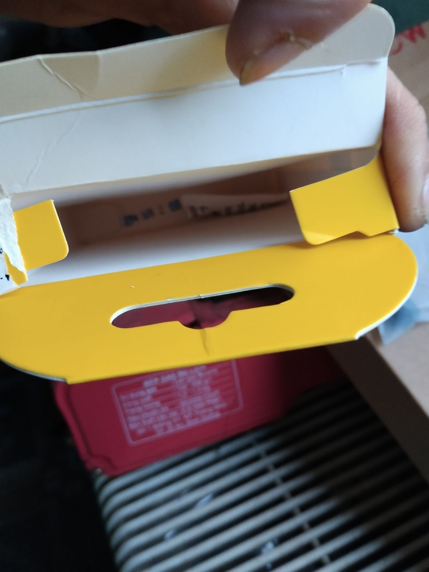 nè người bán giao hàng kiểu j v 
tụi mua tai nghe mà đua tôi chụp đen ko thấy tai nghe bịch đựng tai nghe bị xé là như thế nào