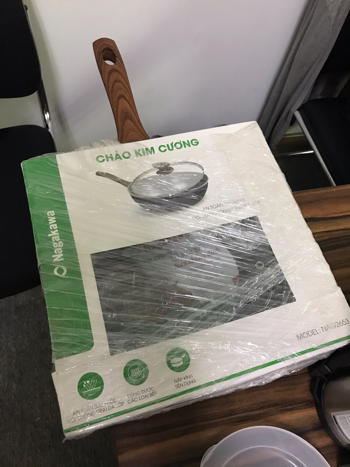 Mình xem hình thấy đẹp mà không ngờ chảo bên ngoài còn đẹp hơn nữa. Đáy chảo có lớp chống dính nhìn lấp lánh yêu yêu. Mà chảo này sâu lòng nhưng bằng bằng nên chiên xào đều ok. có nắp kính nữa nên tiện lắm luôn. Từ nay sẽ ủng hộ Tiki và Nagakawa