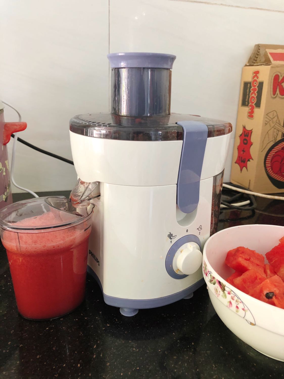 Lúc mua cũng phân vân đủ thứ vì thấy mấy cô bán sinh tố toàn xài máy loại 4-5trieu, nhưng mua cho gd xài nên chọn loại có giá phù hợp xíu, thấy máy khá ổn, ép bả hơi văng trong, chịu khó ép xong vệ sinh liền nhé!   Mình ép dưa hấu trong hình bả k khô lắm, bữa trước ép thơm vs cà rốt thấy cũng khô lắm nè. Nó chung cần mua máy cho gd xài mình thấy máy ép này rất ổn vì ly chứa chỉ 500ml, chịu khó đổ ra bình chứa to hơn. Chúc mn có sp tốt.
