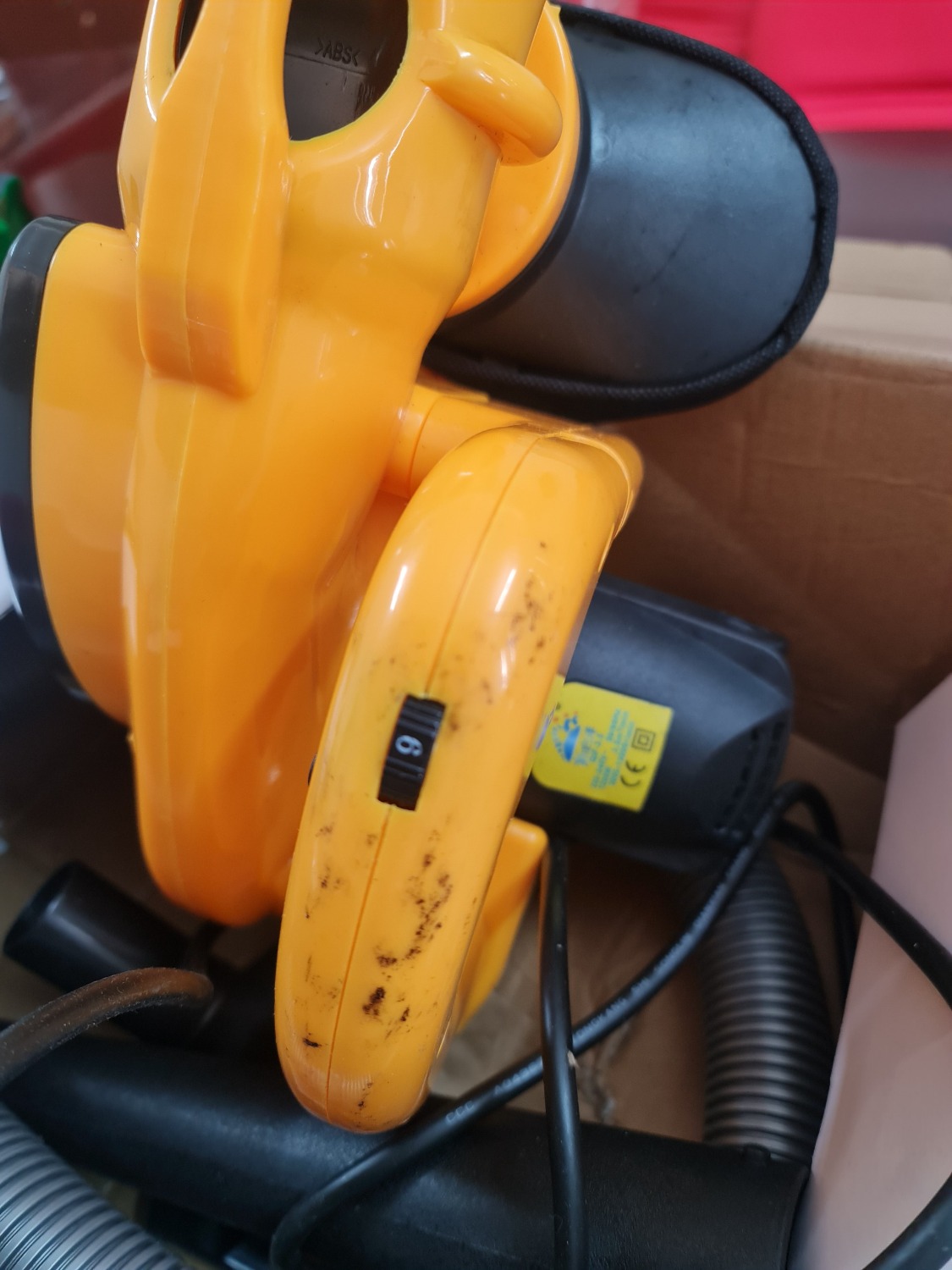 Máy khá bẩn, gãy phần đầu cổ hút gió, yêu cầu đổi trả lại sản phẩm