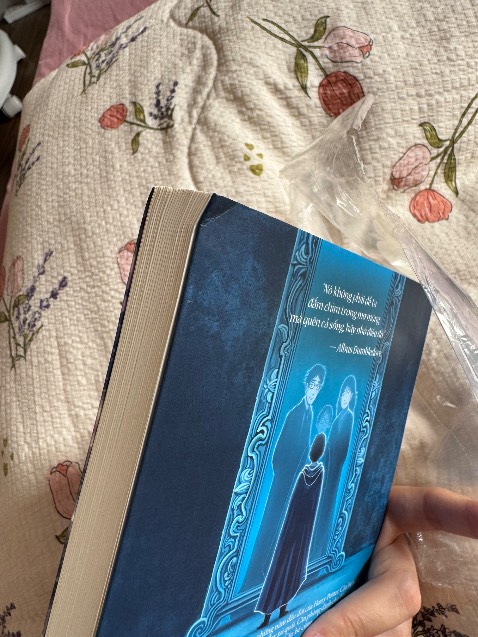 Giao nhanh hơn dự kiến nhưng sách nhận đc bị gãy khúc dù vẫn còn nguyên seal 😭