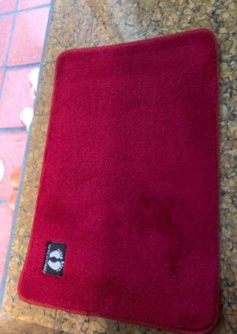 Thảm đẹp, dày dặn, lông nhiều, êm, mình nghĩ có khả năng thấm nước. Xứng đáng vs giá tiền ạ, nên mua nha., Thảm mình mua lần thứ 2 rồi. Mn nên mua ạ. Giao hàng nhanh. Nc là vs giá thì quá ok