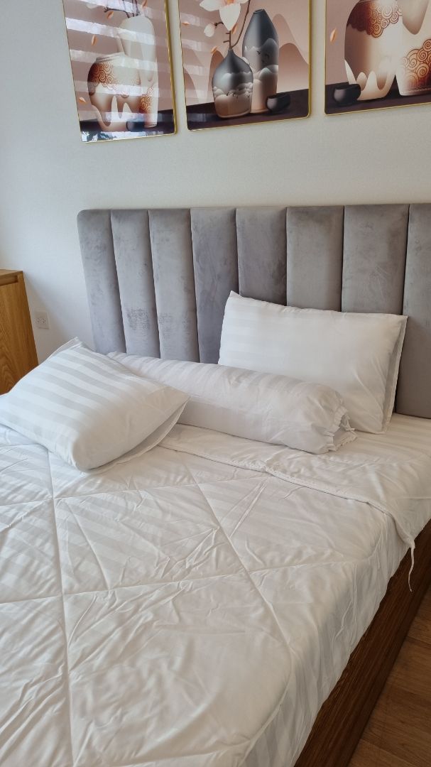 gối xài rất tốt và êm ngủ đã lắm nha mọi người, chất cotton nên nằm hơi sột soạt chút , khá giống lông vũ thật