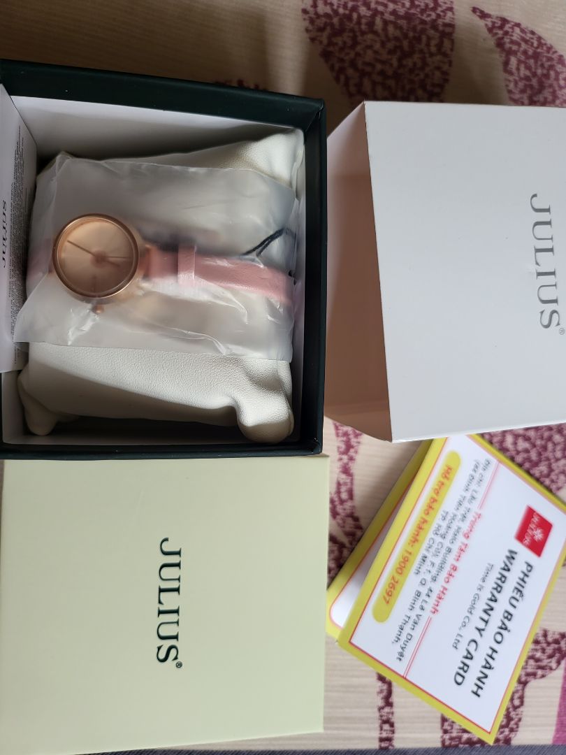 Giao hàng nhanh, đóng gói tốt.
Đồng hồ thì quá xinh, màu hồng ngọt lịm, lên tay cưng xỉuuu.
Mình tặng bạn thân làm quà SN mà bạn ấy quá thích luôn ^^