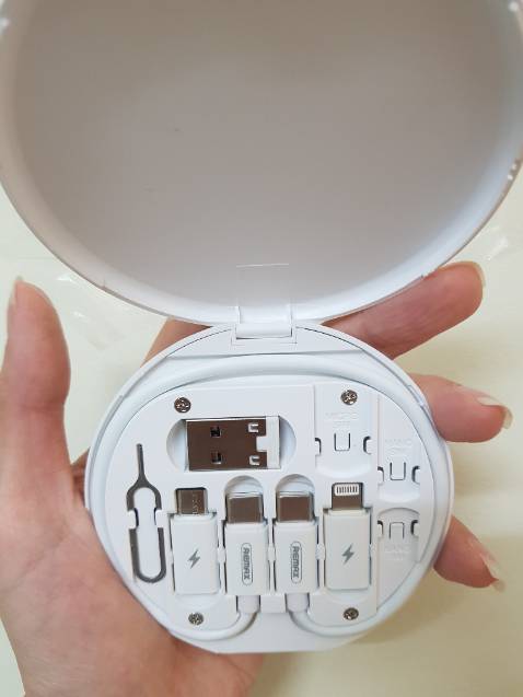 Sản phẩm được giao rất nhanh, đặt khuya hôm trước là trưa hôm sau đã nhận được, sản phẩm đẹp như hình, rất mỏng nhẹ thân chí còn mỏng nhẹ hơn cả hộp phấn, rất gọn và tiện đem đi đây đó, dây và các đầu chuyển đổi ok dùng được nhưng về tốc độ sạc đầy và độ bền thì sau khi sử dụng 1 thời gian thì mình sẽ quay lại feedback sau (riêng cổng lightning ko dùng được khi ghim trực tiếp vào dây sạc kèm theo mà phải thông qua cổng USB kèm theo mới dùng được, nói chung thì với giá thành 169k của hãng cũng khá ổn áp và nên mua rồi. Shipper nhiệt tình vui vẻ thân thiện, thanks all