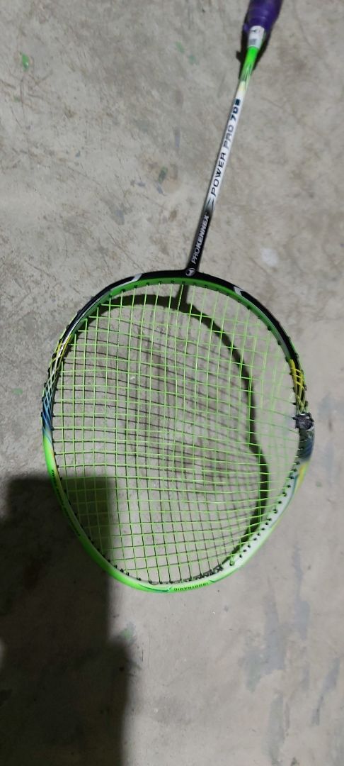 hi Shop, sản phẩm này mình mua mới chưa được 1 tháng, mà đã bị gãy như thế này. không va chạm mạnh, Shop check dùm lại và cis được bảo hành k ah. tks.