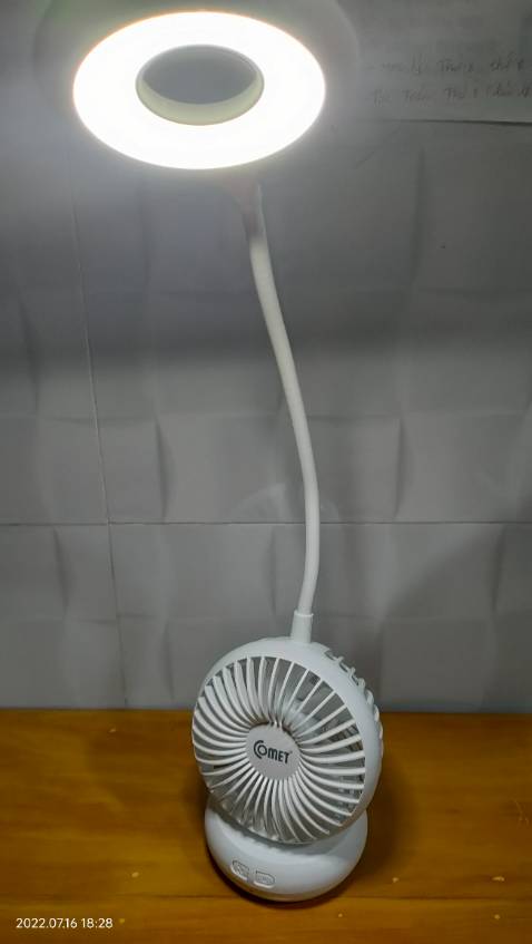 Đèn thiết kế nhỏ, gọn, dễ di chuyển. Ánh sáng tốt, kết hợp quạt mi ni dễ thương, phù hợp cho những người ra mồ hôi tay. Rất đáng mua nha