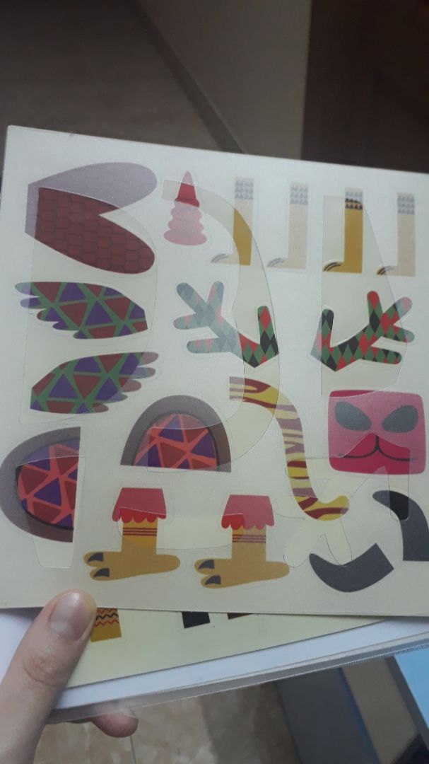 Giao hàng rất nhanh. tick nhầm vào bookcare đâm ra lại bọc quyển sách vẽ vời. Hơi phí. Sách có phần bóc dán và khung nhựa mềm phía cuối sách nữa.