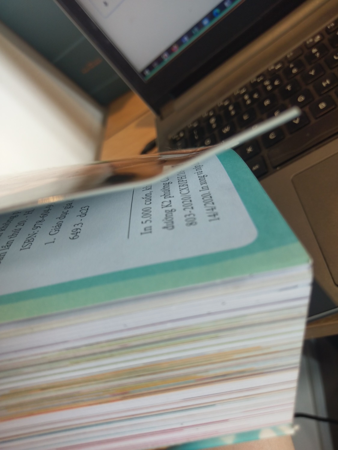 Về Tiki: Sách tới nơi đẹp nhưng bìa sau bị gãy (như hình), đã phải để dưới tấm thớt thì mới được phẳng tương đối lại. Nhưng vì sách nội dung rất tốt nên mình vẫn cho Tiki 5 sao nhé.

Về sách: Cực kỳ cụ thể, thông tin vô cùng hữu ích, trình bày rất đẹp. Trước khi đọc mình cũng phân vân về phương pháp này. Dù bạn có chọn BLW hay không thì cuốn sách cũng giúp bạn có cái nhìn CỰC RÕ về phương pháp này! Thực sự rất rất nên mua các bạn ạ!