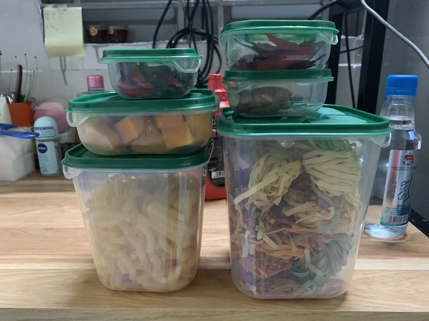 quá nhiều món luôn, hộp nhỏ tuy không cứng cáp nhưng bù lại hộp lớn và hộp cao đựng đồ khô để trong tủ lạnh khá ổn nhé