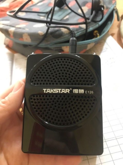 Mình mua 3 cái cho mình và hộ 2 chị. Trước mắt thấy ổn lắm, tiếng đủ to, pin sạc đầy dùng hẳn 1 tuần. Hi vọng bền. Giá 400 thì rẻ quá, lại rất gọn nhẹ