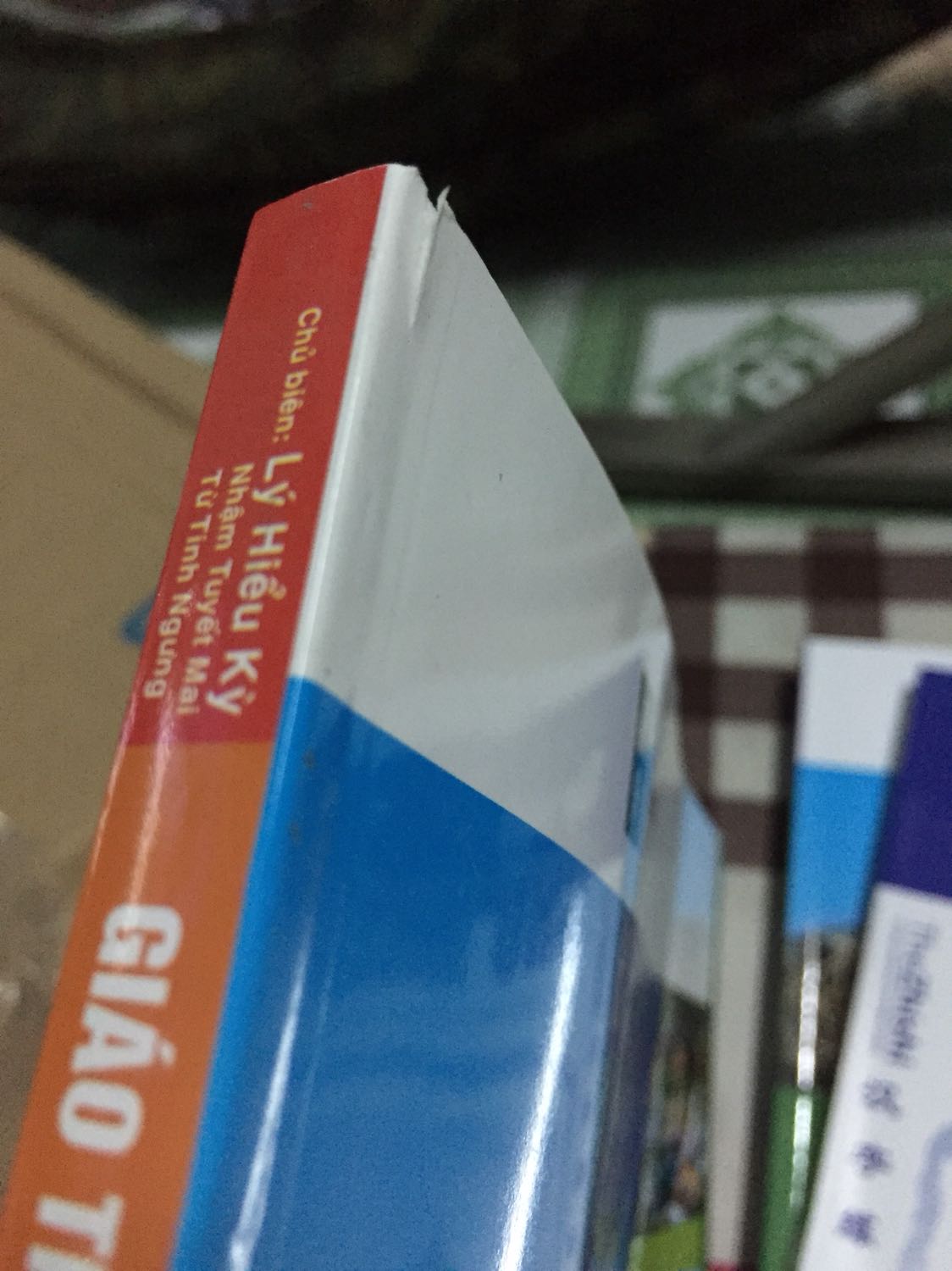 Tiki bán hàng mà không kiểm tra sản phẩm trước khi gửi cho khách hàng sao? Tiki gửi sách rách cho mình, sách rách nhu vậy mà còn gửi cho khách được nữa chứ.