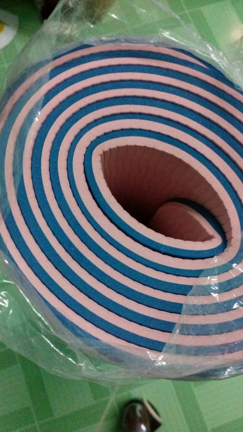 Hàng shop giao mình không giống với hinh ảnh. Thay vì shop để giao màu ngẫu nhiên mình sẽ không phàn nàn. Lí do mình chọn mua vì mình rất không thích màu hồng :(  vậy mà thảm của mình nửa hồng, nửa xanh... 
Mình không cần đổi trả hàng,  nhưng đây là lần đầu mình không hài lòng về chất lượng sản phẩm như vậy.
Về chất lượng, sản phẩm không bám mặt sàn tốt, khi tập, thảm sẽ bị đùn lên.
Note: mình mua của cửa hàng Đại Nam mart. Giá 149.000 Đ