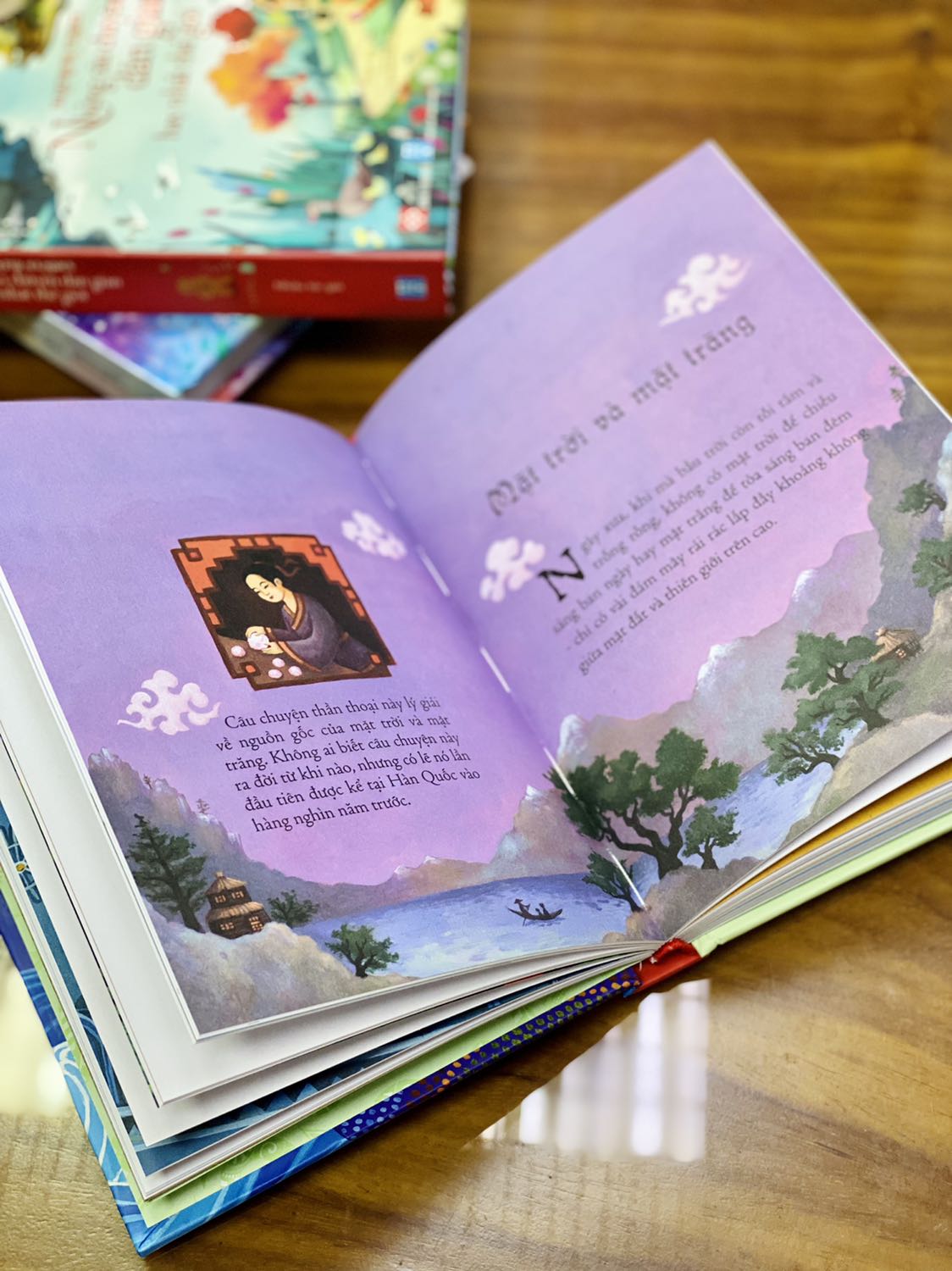 - Tiki giao hàng đúng dự định nhưng đóng gói chưa được cẩn thận.  
- Đơn lần này mình đặt combo 3 quyển “Những câu chuyện thần thoại/cổ tích/dân gian hay nhất thế giới”. Về mặt hình thức cả 3 quyển đều có bìa cứng, khổ nhỏ hơn mình tưởng tượng, cầm chắc tay. Sách được in màu toàn bộ, chất lượng giấy tốt, hình ảnh minh họa đẹp, ảnh bìa ấn tượng. 
- Do không được bọc chống sốc và màng co nên trong quá trình vận chuyển sách bị bẩn nhiều chỗ, 2/3 quyển bị rách nhẹ ở bìa. Nhìn chung combo 3 quyển mình mua với giá ưu đãi + freeship rất đáng giá tiền.