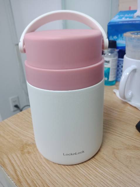 Bình đẹp, cầm chắc tay. Bình mới không có mùi khó chịu gì. Nhựa dày dặn, thân bình bằng inox ko gỉ. Phần nắp rất kín, không bị tràn đồ ăn. Giữ nhiệt không quá dài, tầm 4, 5h thôi. Có 1 ngăn nhỏ ở trên để đồ khô vì nắp rất lỏng. Dỡ đồ ăn như súp hay cháo thì được nhưng không đựng được nhiều món khác nhau. Tầm giá này thì ok.