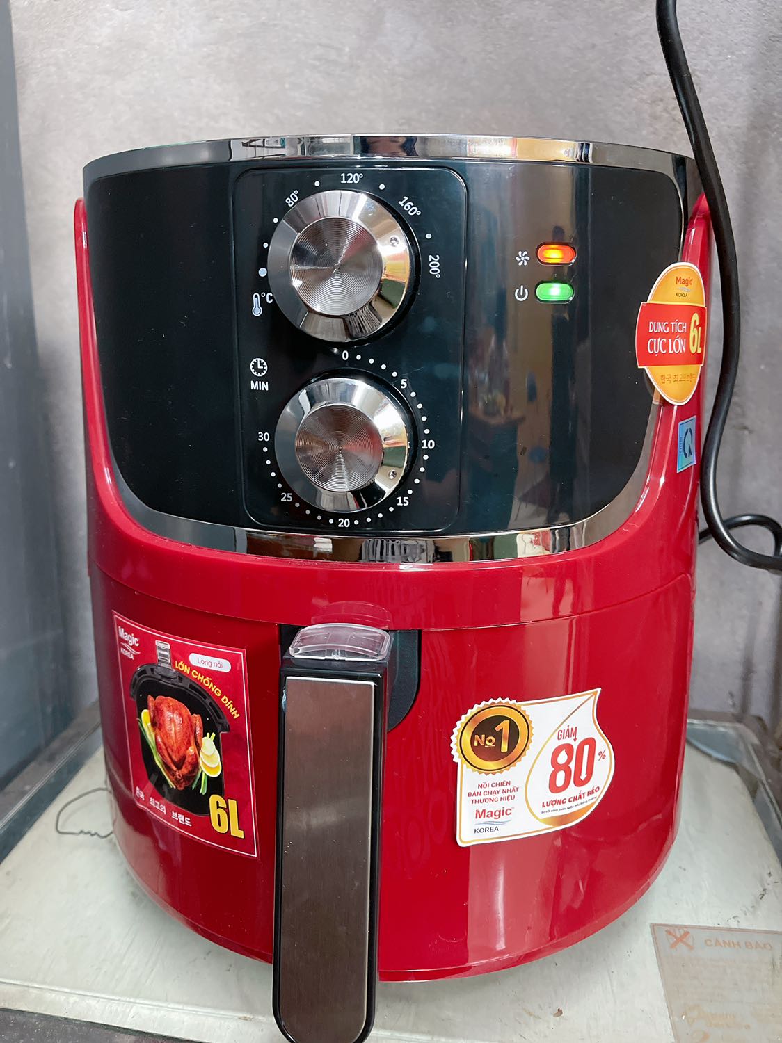 Thấy nhiều người chê mình liều thử mua. Ko ngờ ship nhanh khủng. Đúng giờ. Bọc cẩn thận. Nhận được Nồi bóng loáng, màu đỏ tuyệt đẹp. Ko bị xước gì. Nguyên đai kiện. Tem, bảo hành chính hãng luôn. Và đây là tác phẩm đầu tiên. Giảm nhiệt chút thì mặt trên ko vàng ruộm. Nhg mà ăn rất ngon và thơm phức nhà luôn. Mình để phía ngoài bếp nên máy êm thích lắm. Vote 10 sao luôn nhé