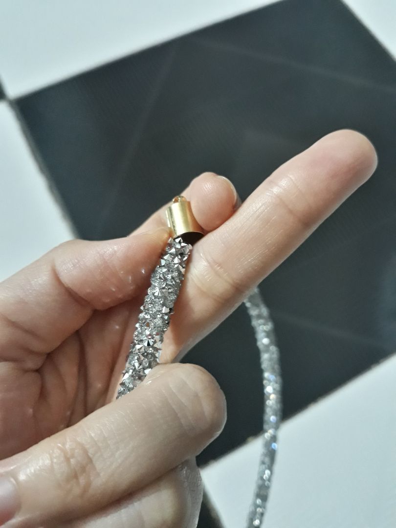 2 hình đầu là hàng lỗi. 3 hình sau là hình đã được shop bù cái mới (k lấy lại cái bị lỗi). 
Shop trả lời tin nhắn rất nhanh chóng, bù hàng cũng nhanh. 
Dù lúc đầu nhận hàng lỗi, còn 1 kẹp tóc cũng lỗi mà shop hết hàng k đổi được nên mình giữ lại. Nhưng dịch vụ khách hàng tốt thế thì mình vẫn cho 5* 👍👍👍