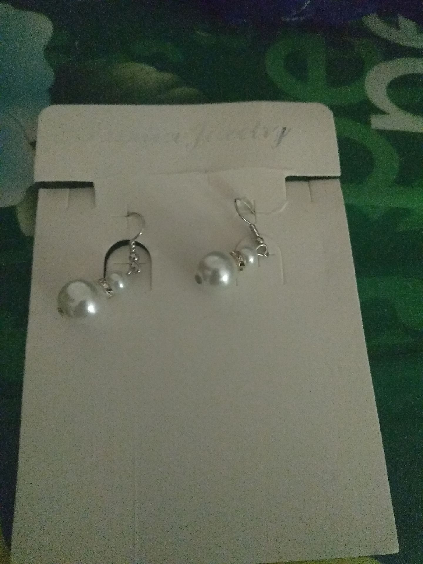 Mình mua về tặng cho mẹ. Mẹ mình rất thích. Dây có ánh kim nhìn rất đẹp và sang trọng. Sợi dây rất chắn chắn, kiểu cách cũng tôn vinh vẻ đẹp của phụ nữ.