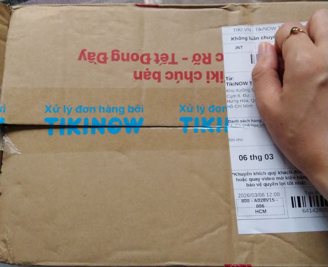 Tiki đóng gói hàng rất đẹp và giao hàng cẩn thận, không móp méo.
Sản phẩm đầy đủ, chất lượng tốt.