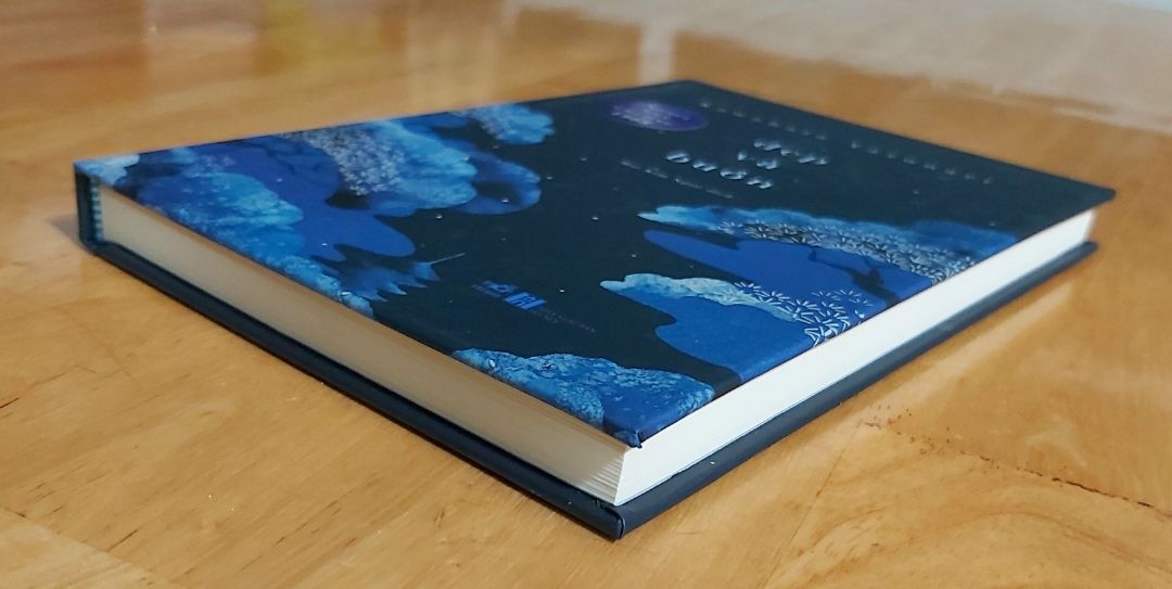 Quyển sách là tác văn học đạt giải Nobel Văn học 1968. Mình mua nhưng chưa kịp đọc, nếu các bạn còn băn khoăn chưa quyết định mua thì đọc review trước nhé. Sách bìa cứng khổ giấy 14x20.5 cm nên cầm chắc chắn. Chất lượng in và giấy in tốt. Bạn sẽ ko thất vọng cả về nội dung và hình thức (tham khảo hình phía dưới).
Mình luôn tin dùng dịch vụ của Tiki dù có đôi lần làm mình chưa hài lòng nhưng điều đó quá ít so với những gì nhận được từ Tiki. Sách được giao sớm hơn 2 ngày, đóng hộp cẩn thận. Bạn nhân viên giao hàng thân thiện. Like &Thanks!