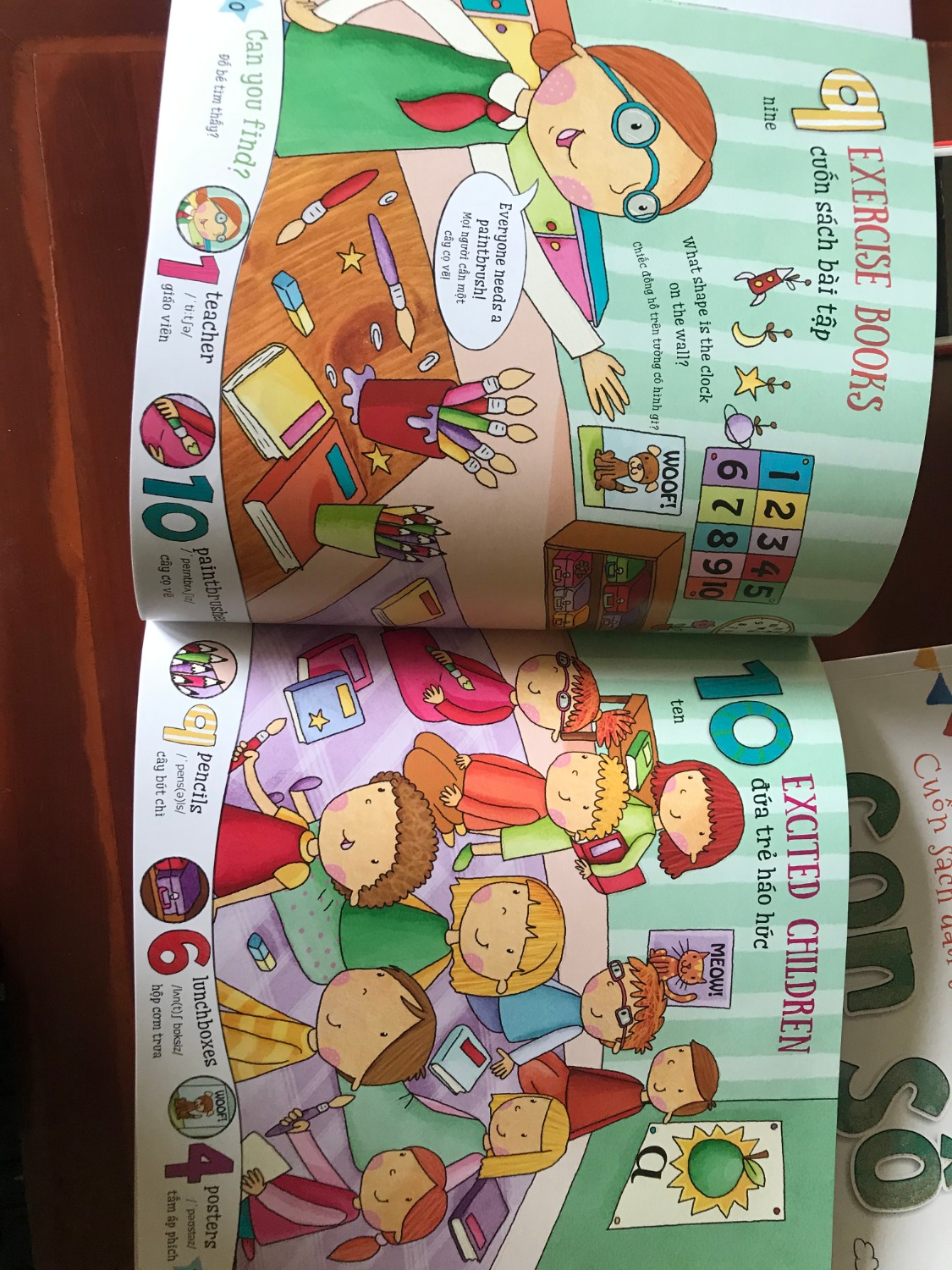 SÁCH ĐẸP VÀ CÓ NỘI DUNG PHONG PHÚ, MÀU SẮC SINH ĐỘNG. TÊN SÁCH LÀ "CUỐN SÁCH ĐẦU TIÊN CỦA BÉ VỀ CON SỐ" NHƯNG LÀ SÁCH SONG NGỮ, CÓ THỂ KHAI THÁC KHÔNG CHỈ ĐỂ BÉ LÀM QUEN VỚI CÁC CON SỐ MÀ CÒN RẤT THÍCH HỢP ĐỂ BÉ BẮT ĐẦU TIẾP XÚC VỚI TỪ TIẾNG ANH ĐƠN GIẢN.