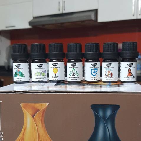Đã mua của Kobi nhiều lần rồi nhưng đây là lần đầu tiên mình mua tinh dầu blend. Mình thử luôn 7 mùi hiện đang bán nói chung cảm giác sau khi dùng với máy xông rất tuyệt vời. Hơi khó mô tả nhưng khác với tinh dầu 1 mùi hương, tinh dầu dạng mix này mùi hương rất lạ. Trước mình cũng đã thử mix vài loại nhưng không được thành công lắm. Thôi dù sao cũng đáng đồng tiền bỏ ra. Nên mua thử nha mn. Bao bì của Kobi thì không có gì phải bàn, khen hết lời luôn: đơn giản nhưng tinh tế lắm. Tiki giao hàng siêu tốc, shipper thân thiện. 10đ cho chất lượng. Cám ơn Kobi nhiều, sẽ tiếp tục ủng hộ ạ.
