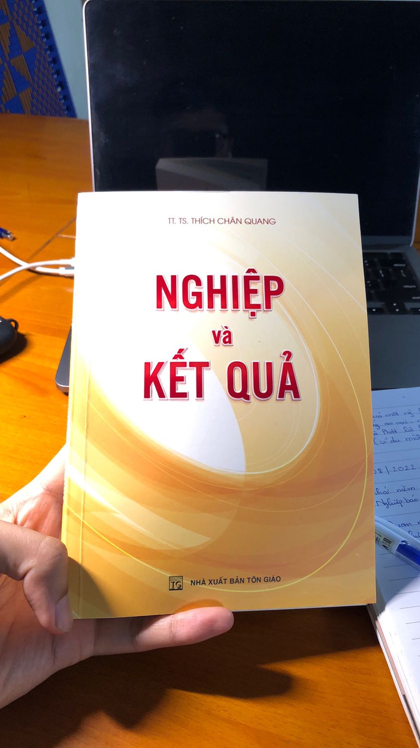 Với mình thì cuốn này chỉ đọc lướt tham khảo (chứ không phải dòng sách cần nghiền ngẫm) bởi vẫn là một nùi những dẫn chứng, số liệu khô khan, mà cũng không được sâu sắc lắm - một đặc trưng của các học giả phương Tây thì phải. Trong khi mình thì thích kiểu đã có sự đúc kết có chiều sâu để tham khảo cho nhanh, hoặc để suy ngẫm, hoặc chỉ để lòng được tâm đắc vì có thêm một góc nhìn hay nào đó.