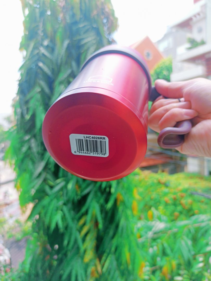 Có ai quá yêu cái bình nước của mình và lúc nào cũng xách đi đâu giống như mình không nhỉ ! Một chiếc bình giữ nhiệt tuyệt vời và hoàn hảo không thể chê vào đâu được ! Giữ lạnh siêu lâu nha các bạn, khi mình cho đá vào để uống cà phê sữa đá thì giữ được hơn 12 tiếng luôn, hương vị thơm ngon y như lúc mới pha, phải nói là giống y hệt một cái tủ lạnh mini bên cạnh vậy. Điểm 10 cho chất lượng và điểm 10 tuyệt đối cho nhà bán !