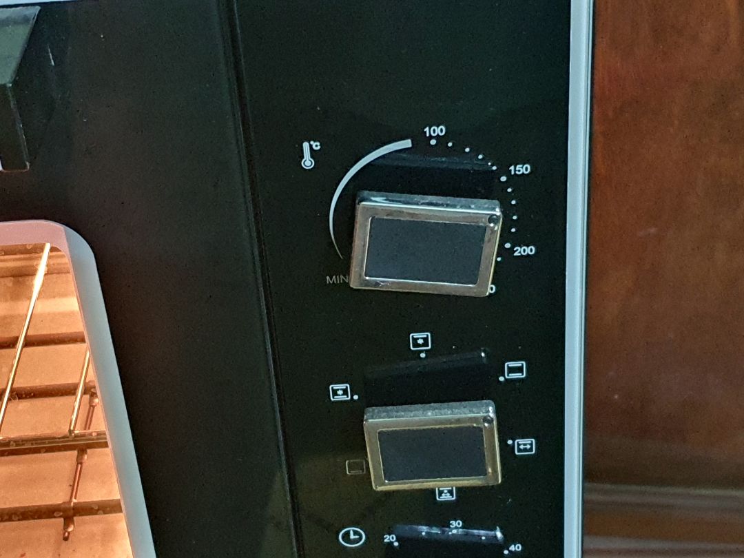 mình mua lò nướng từ tháng 2, tính ra gần 1,5 tháng xuất hiện tình trạng lệch nhiệt kinh khủng, mình feeling kinh hoàng với việc mua lò nướng này, fail 6 lần cake và bánh mì, mình kiểm tra cả khi làm nóng lò hay đưa bánh vào, thề dù có bảo hành okie, mình không bao giờ mua sản phẩm lò nướng cua Sanaky nữa.