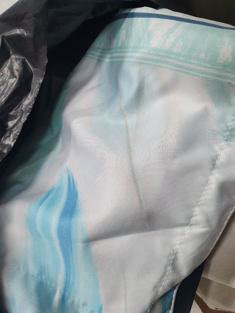 Màu sắc khá đẹp tuy nhiên vải khá cứng. Mình ko biết có đúng là tencel và cotton không, vì vỏ gối tencel Thắng Lợi mình đang dùng rất mềm và mát, không giống của Thuần Việt.
Thêm nữa là trên vỏ gối không có tem nhãn gì, không giống sản phẩm của 1 nhãn hàng có thương hiệu.