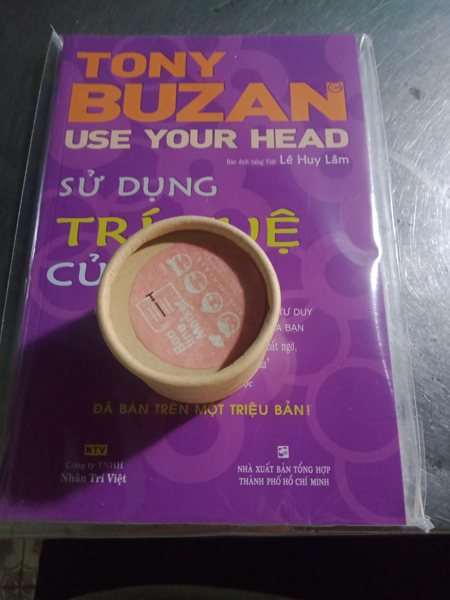 Hộp giấy. Trong1 hộp như vậy là có 20 cái bookmark nha.  điểm trừ có lẽ là khi dùng nó sẽ để lại nếp gấp trên sách ấy nên các bạn cân nhắc nha Hộp giấy. Trong1 hộp như vậy là có 20 cái bookmark nha.  điểm trừ có lẽ là khi dùng nó sẽ để lại nếp gấp trên sách ấy nên các bạn cân nhắc nha