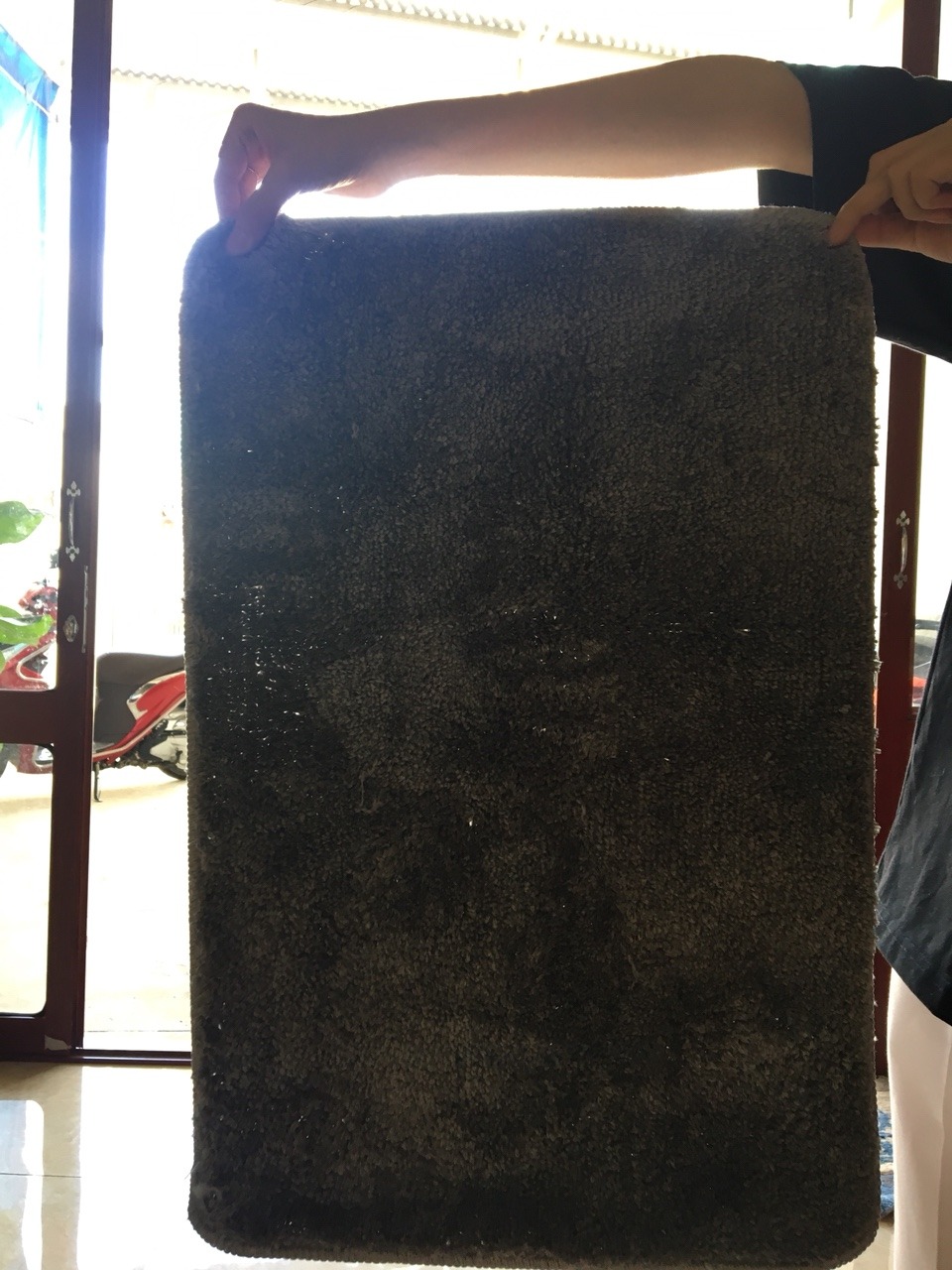 Mới vừa nhận sản phẩm tức thì, hàng k giống với hình ảnh tiki đăng lúc bán. Hàng rất mòng, coi hình chụp có thể thấy đưa lên là nhìn đc lỗ sáng, không có hình may logo hay gì đại loại vậy ở góc thảm, chưa xài chỉ mới khui hàng mà lông đã rớt lả chả, mình đọc review của mọi người trc khi đặt mua, thấy đều hài lòng và có hình chụp giống với hình đăng trên web, nhưng nhận hàng thì ôi thôi. Gọi tổng đài tiki thì kêu cho xem hàng, nhân viên giao hàng của Java thì kêu k dc xem hàng mình mà khui xem hàng k nhận thì anh giao hàng bị phạt rồi bị đền tiền gì tè le lằng nhằng, mình cũng k biết nv giao hàng k liên quan tự nhiên bị phạt, nhưng tiki làm việc với đối tác giao hàng vậy ai dám mua nữa????? tổng đài kêu nhận thanh toán rồi bên tiki sẽ có chính sách đổi trả, kiểm tra hàng trong 48h, hi vọng là đúng như lời tổng đài nói. Mình là khách hàng mua của tiki từ thời tiki chỉ có bán sách, tiki làm ăn kiểu này dần dần chắc chẳng ai dám mua. Mình chọn mua bên tiki vì tiki uy tín, nhưng càng mở rộng, thì uy tín + chất lượng hàng càng giảm.