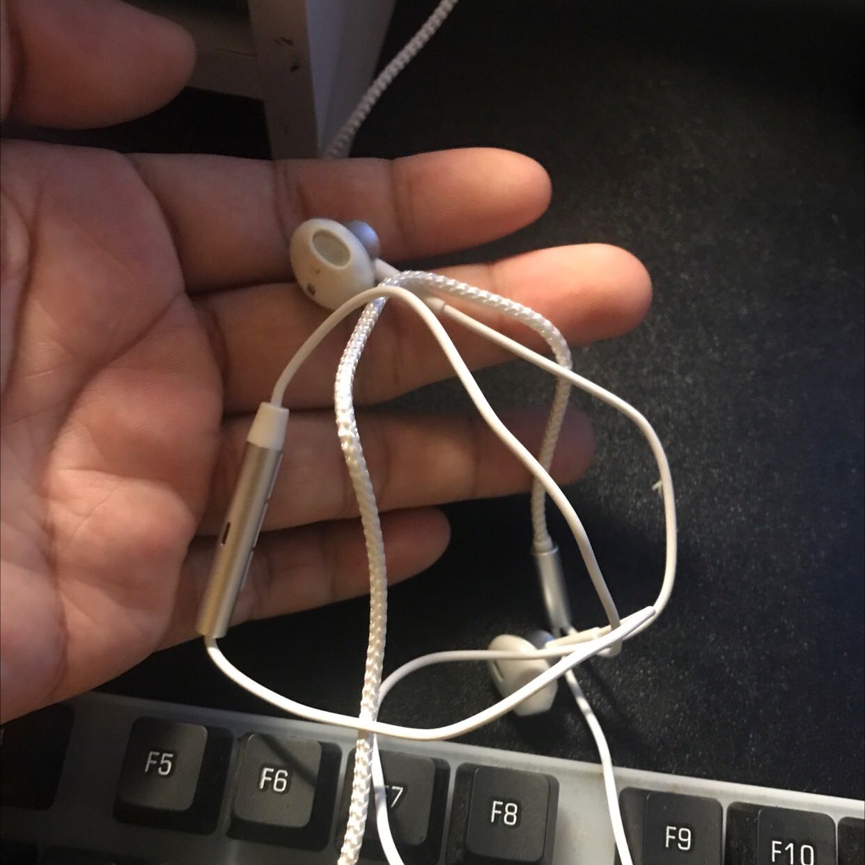 Tai nghe siêu chắc chắn ạ, mình mua về thu âm nên rất chú trọng đến mic, và thật bất ngờ, giá siêu rẻ mà mic thì siêu xịn. Tiki thì giao hàng đỉnh chóp ko còn gì phải chê. Chỉ hi vọng là sẽ bền thôi