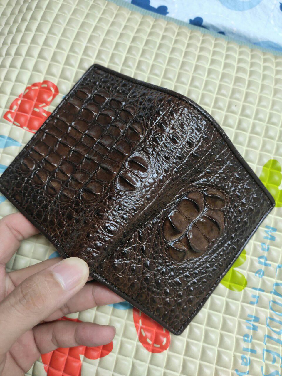 Cái thứ 2 mua của shop. Cũng uy tín như lần trước. Sp da cá sấu thật nên rất bền. Giá cũng ok ko cao cũng ko quá thấp. Tóm lại thấy an tâm