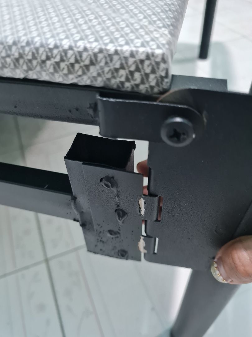 Lần đầu tiên mình đánh giá sp 1* vì đã tìm hiểu kỹ và mua những sp chất lượng kém quá, các chân và khớp nối rất yếu và mỏng manh, còn dập nổi chữ make in China nữa. Vừa mở ra đã rất thất vọng, mình muốn Tiki hỗ trợ trả hàng vì thật sự giá trị không xứng đáng với giá 1,8 triệu.