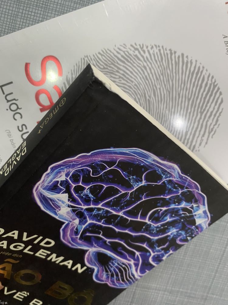 Tiki đóng gói thùng giấy sơ sài ghê, sách đến tay mình móp góc trầy nhiều, mấy quyển không được bọc màng nhựa trầy cũ thấy thương luôn 😞