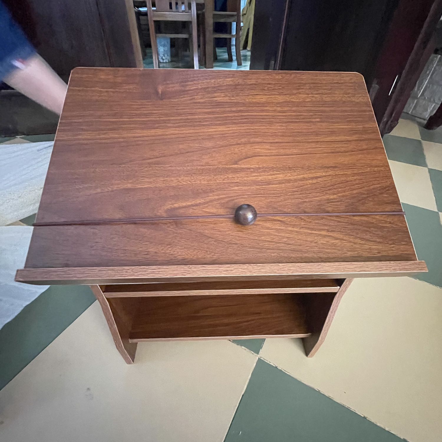 Mình rất ưng ý nhé. Shop bọc hàng rất là kỹ. Kệ đẹp, trang nhã lắm. Độ dốc cực thích hợp, ngồi đọc ko bị mỏi mắt. Gỗ đẹp, nhìn rất chắc chắn. Mình rất ưng ý nhé. Shop bọc hàng rất là kỹ. Kệ đẹp, trang nhã lắm. Độ dốc cực thích hợp, ngồi đọc ko bị mỏi mắt. Gỗ đẹp, nhìn rất chắc chắn.