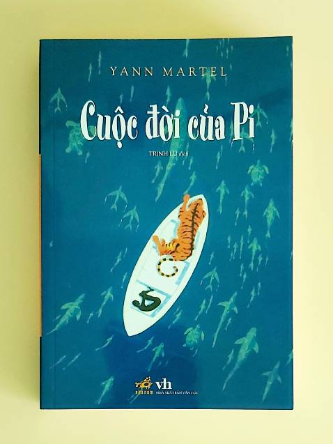 Sau vụ đắm tàu bi thảm, Pi, cậu bé 16 tuổi con một giám đốc sở thú cùng gia đình đi Canada, thấy mình là kẻ sống sót duy nhất trên một chiếc xuồng cứu nạn nhỏ bé dập dềnh giữa Thái Bình dương hoang dại. Cùng với một con ngựa vằn đau khổ (gẫy một chân), một con linh cẩu lông đốm độc ác liên tục kêu yip yip yip yip, một con đười ươi cái nôn oẹ vì say sóng và đặc biệt một con hổ Bengal nặng 450 pound....

Bối cảnh đã được dựng lên cho một trong những tiểu thuyết lạ thường nhất trong nhiều năm gần đây.

"Cuộc đời của Pi là hắc ảo thuật song hành cùng hiện thực, một ngụ ngôn tinh tế và công phu về đức tin dưới nhiều tầng lớp." Irish Times