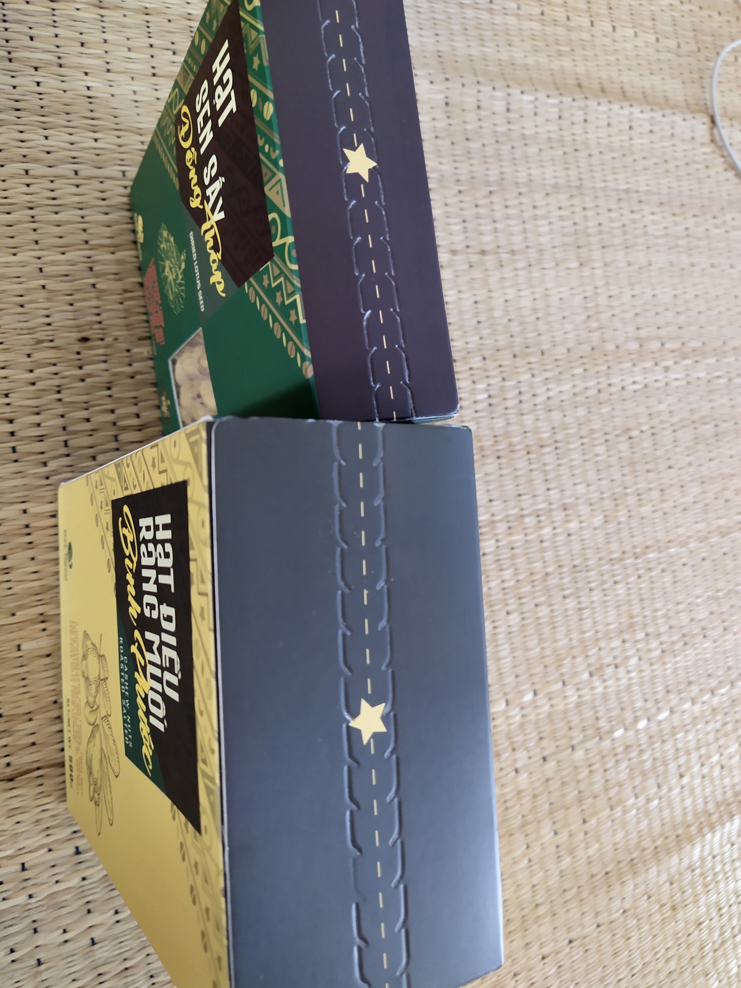 Hạt điều 340k/kg thì k rẻ rồi nhưng hàng chất lượng, đúng chuẩn loại 1. Ngon. Hút chân không. Bỏ hộp kín khí ăn dần mấy tháng vẫn ok. Mua cùng vs hạt sen sấy cũng ngon. Cũng bỏ hộp kín khí ăn dần mấy tháng. Có điều ít hạt còn tim sen, mà mình lại rất thích phần này.