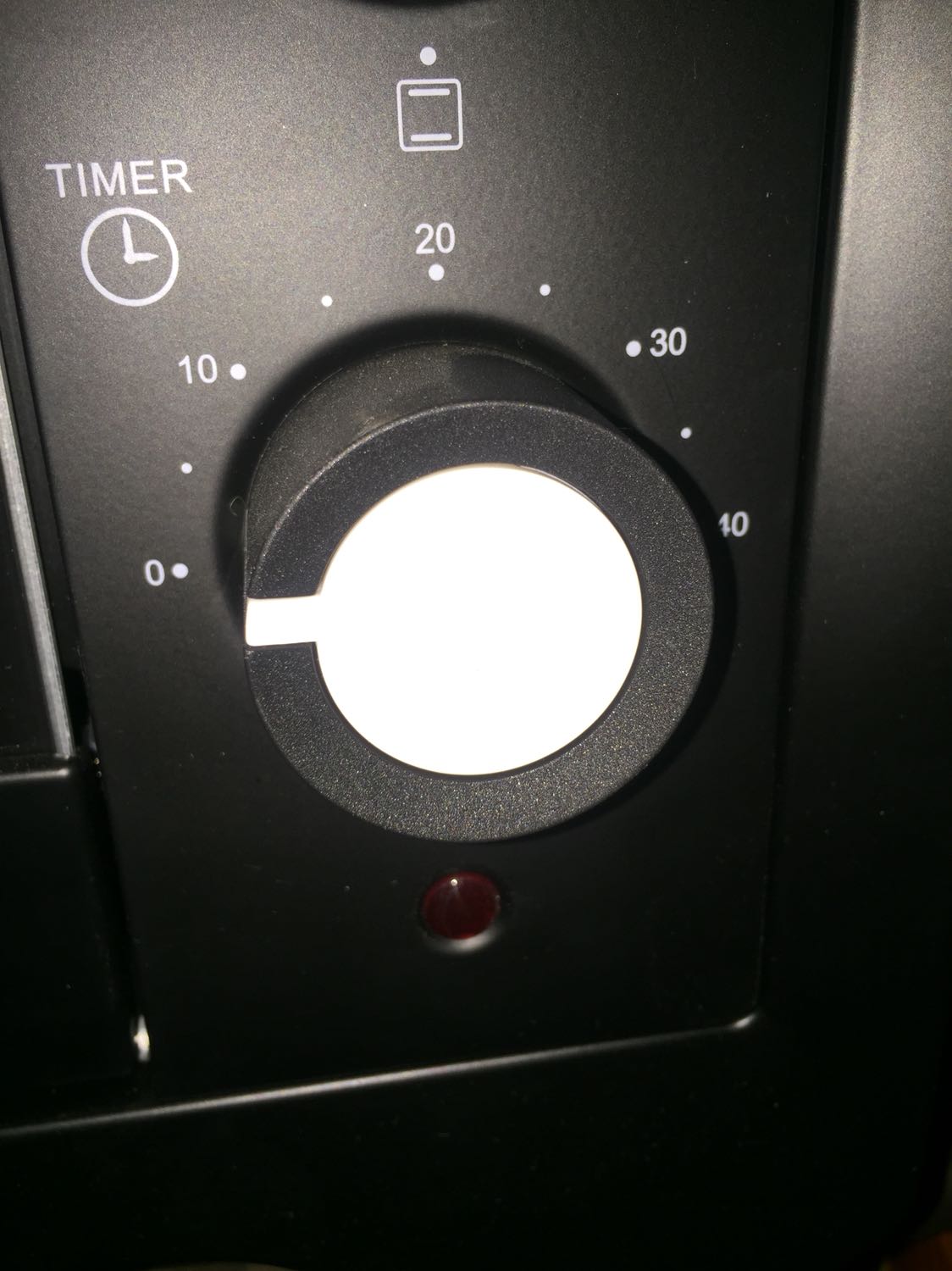 Sản phẩm nhận được bị lõm vỏ. 
Núm time sao không quay hết về 0 mà đã báo hết time? 
Gửi e*** đến 2 lần thì không trả lời khách hàng hay có bất kỳ sự phản hồi nào. 
Tôi không hiểu lập ra *** hỗ trợ để làm gì nếu không reply cho khách hàng.